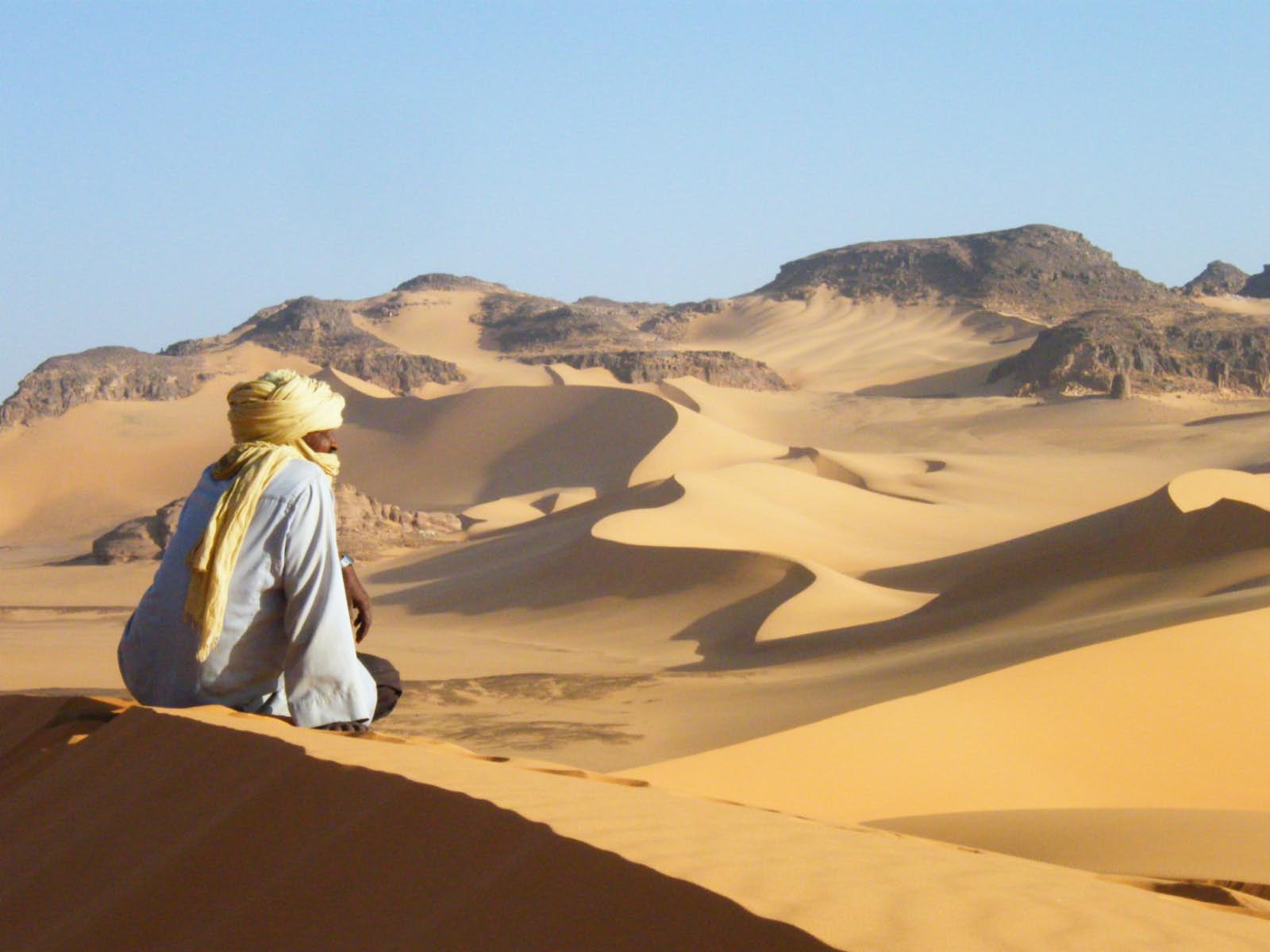 touareg dans le vaste désert saharien