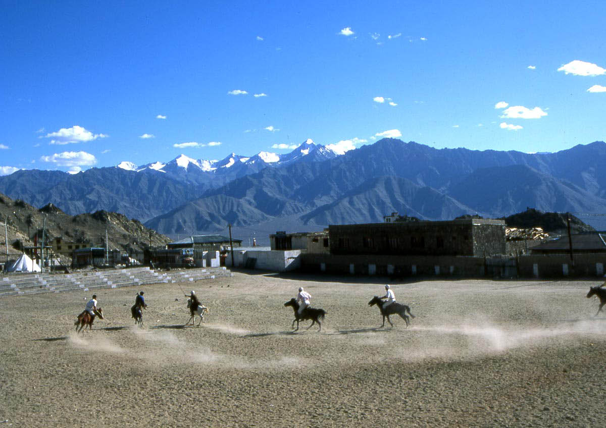 jeu de polo sur le terrain de Leh au Ladakh jeu de polo sur le terrain de Leh au Ladakh