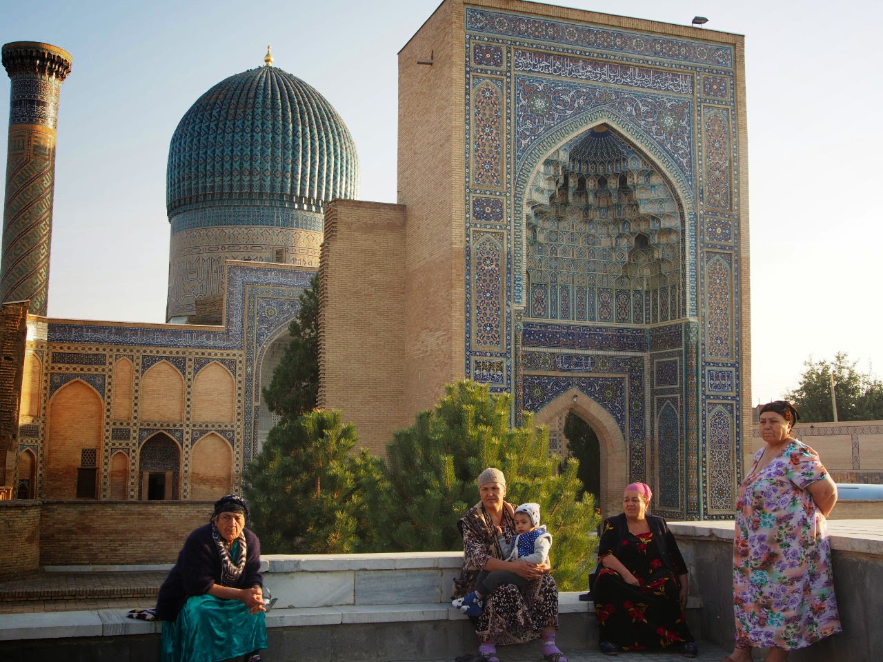 Ouzbékistan - devant le mausolée de Tamerlan à Samarkand devant le mausolée de Tamerlan