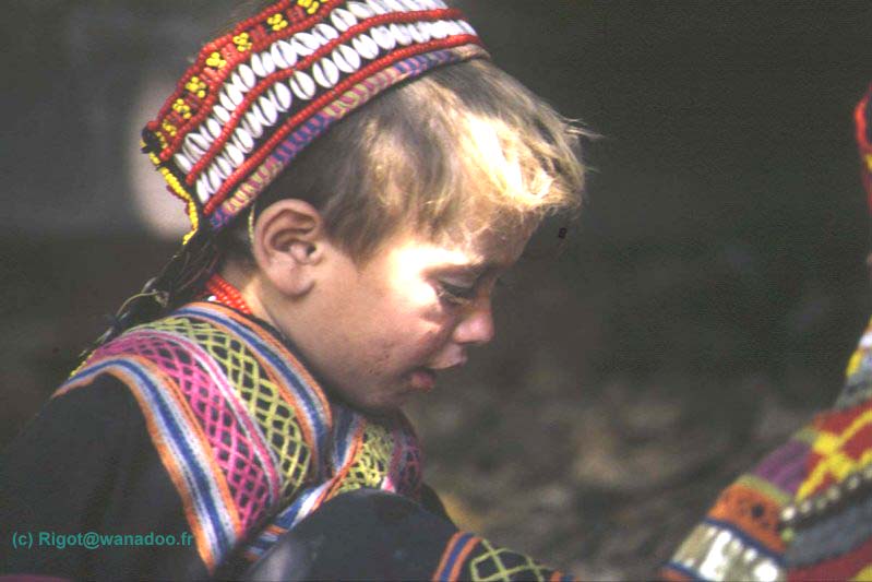 fille Kalash, blonde aux yeux bleus 