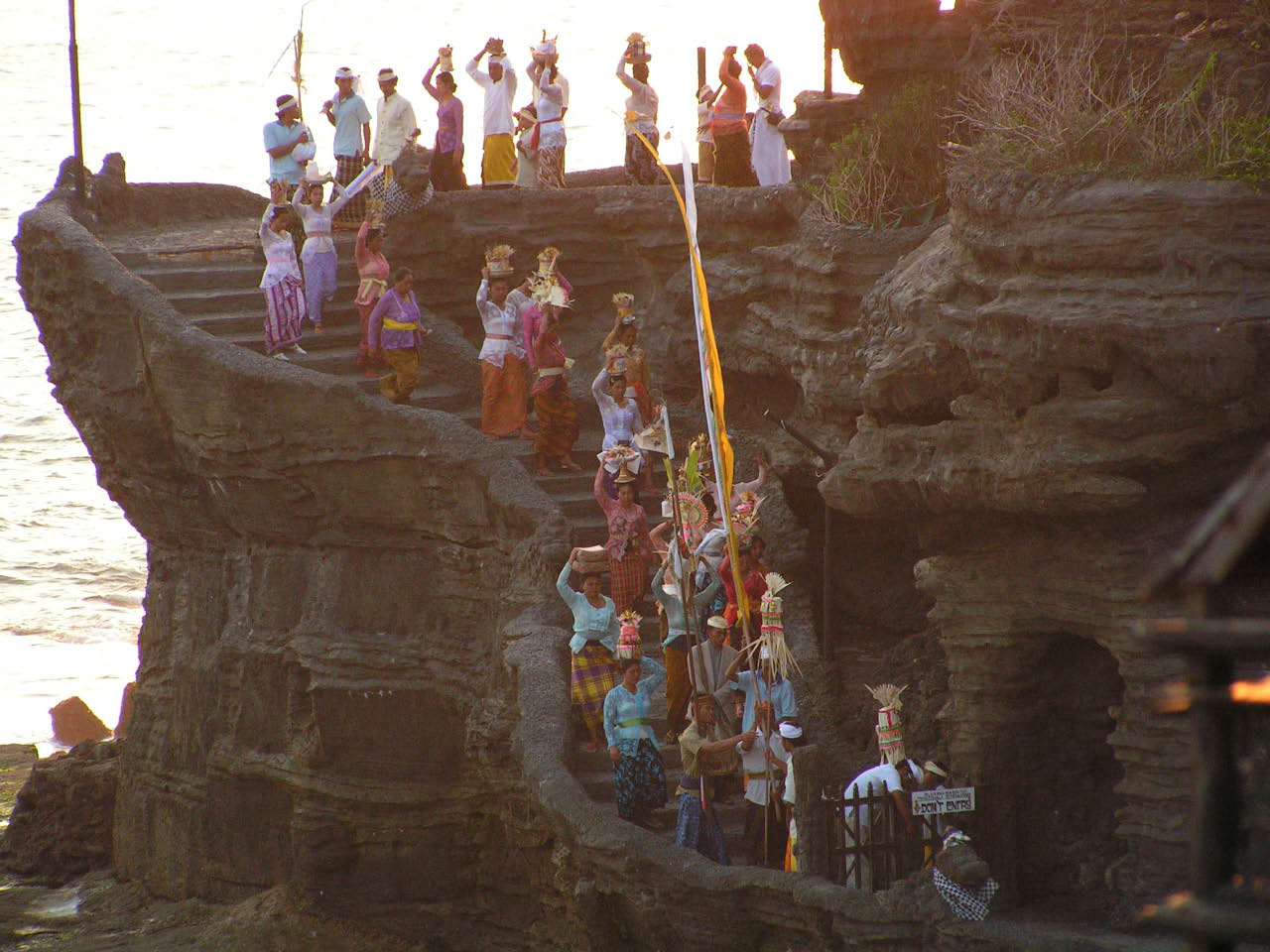bali procession au temple de tanah lot bali procession au temple de tanah lot