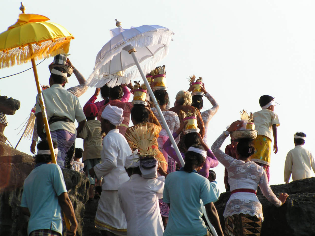 bali procession au temple de tanah lot bali procession au temple de tanah lot