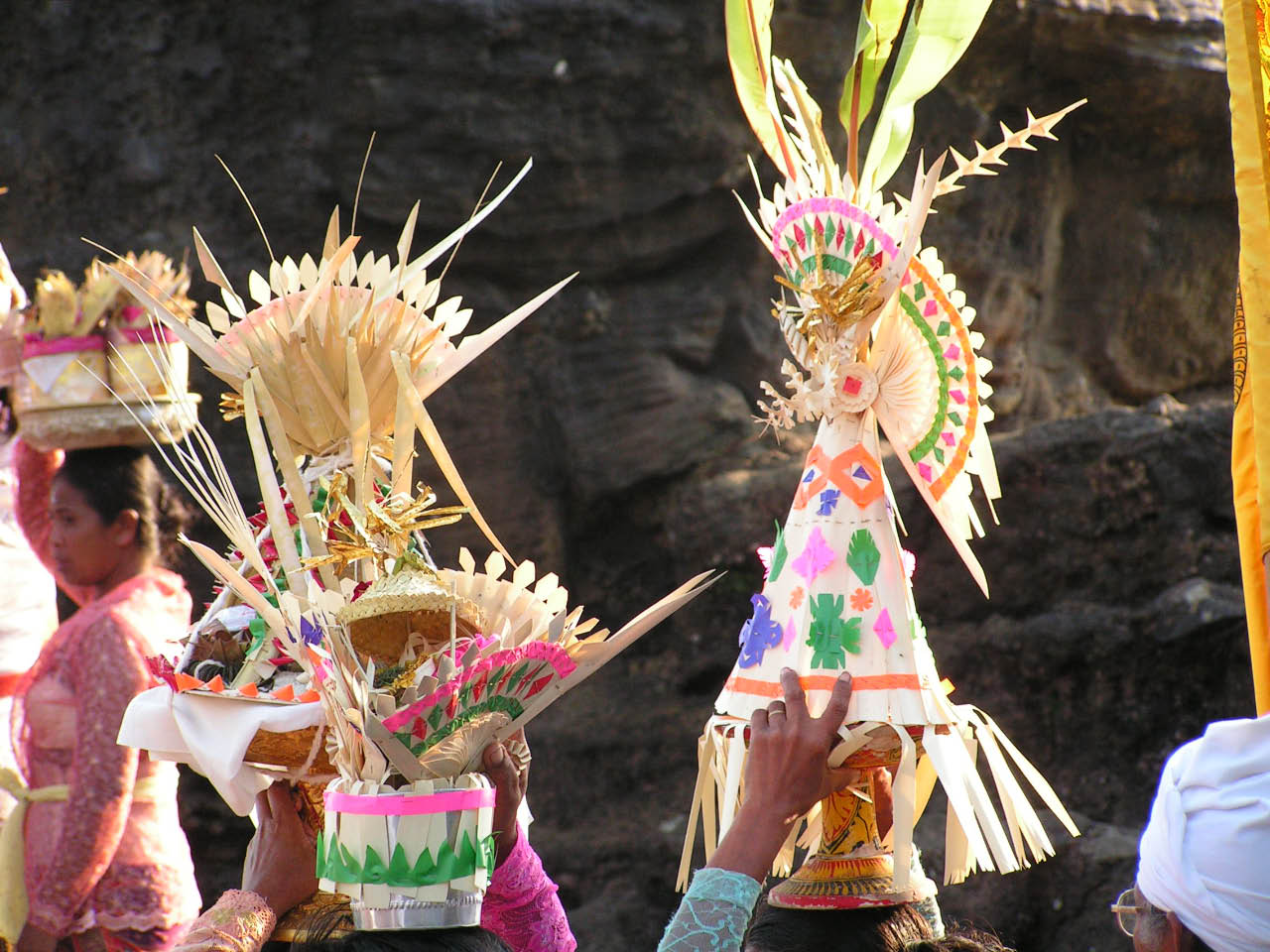 bali procession au temple de tanah lot bali procession au temple de tanah lot
