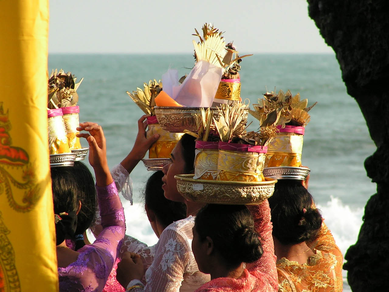 bali procession au temple de tanah lot bali procession au temple de tanah lot