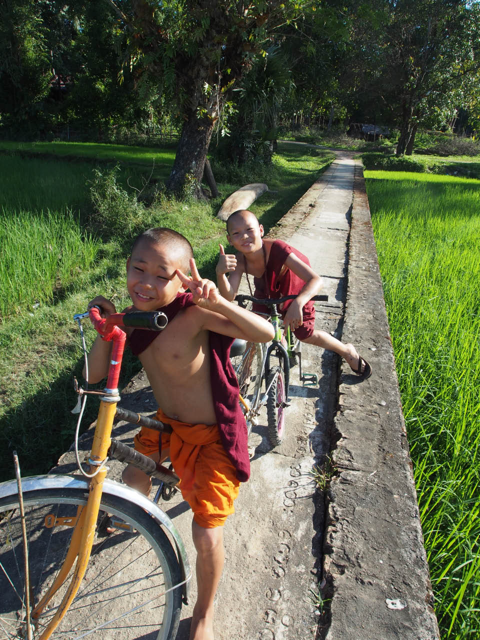 birmanie - moinillons du pays karen birmanie - moinillons du pays karen