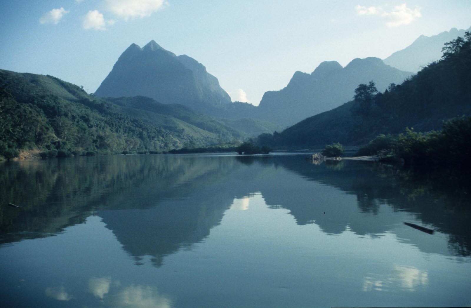 laos: montagnes du nord : Nam Ou) laos: montagnes du nord : Nam Ou)