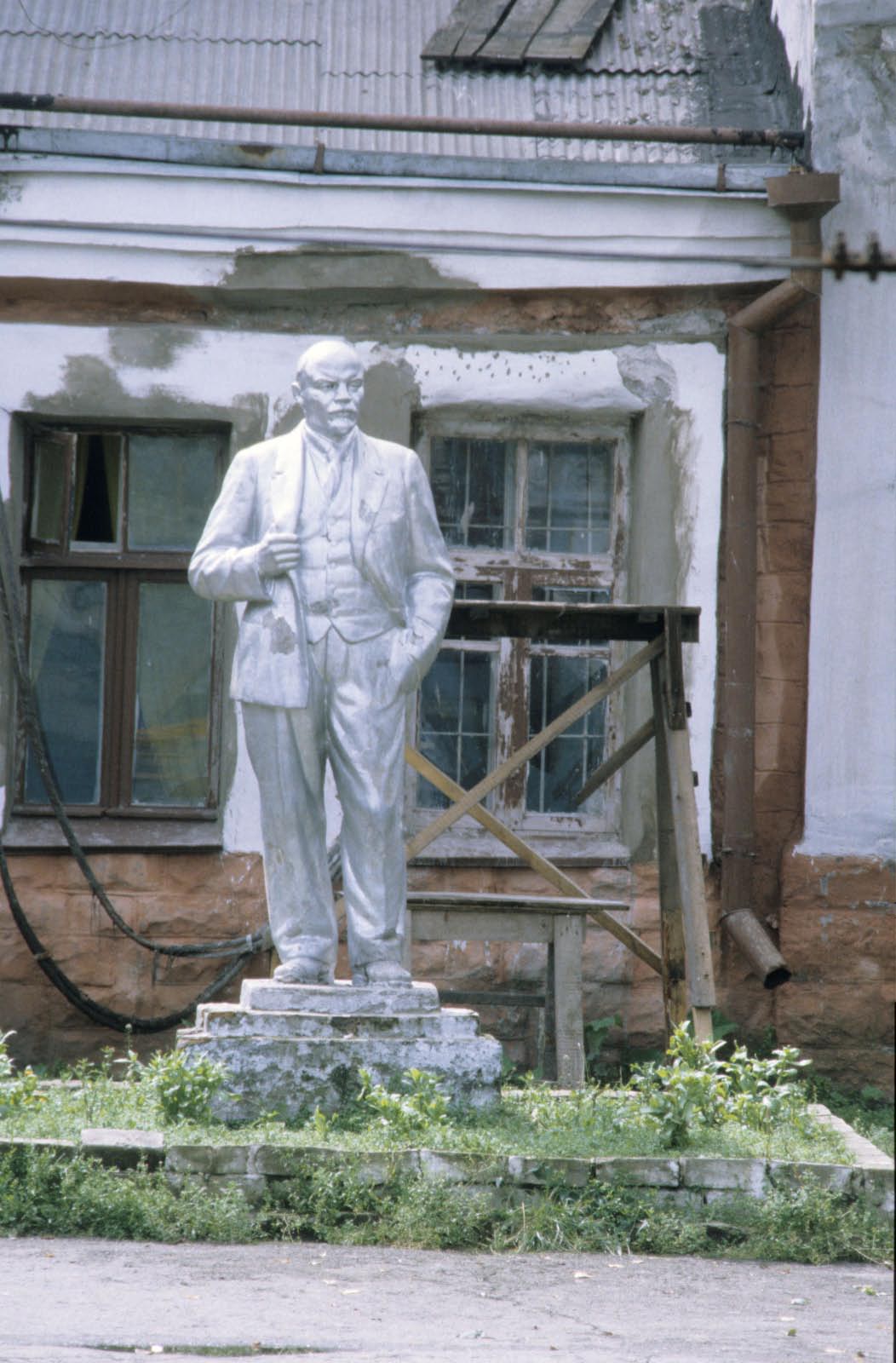 tatue de Lenine sur un quai du transsibérien statue de Lenine sur un quai du transsibérien