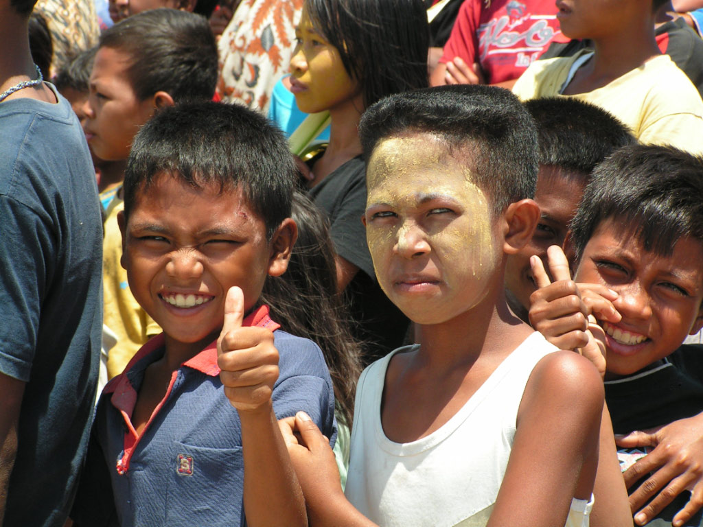 jeunes moluquois de Sula ( farine de tamarin pour se protéger du soleil) jeunes moluquois de Sula ( farine de tamarin pour se protéger du soleil)