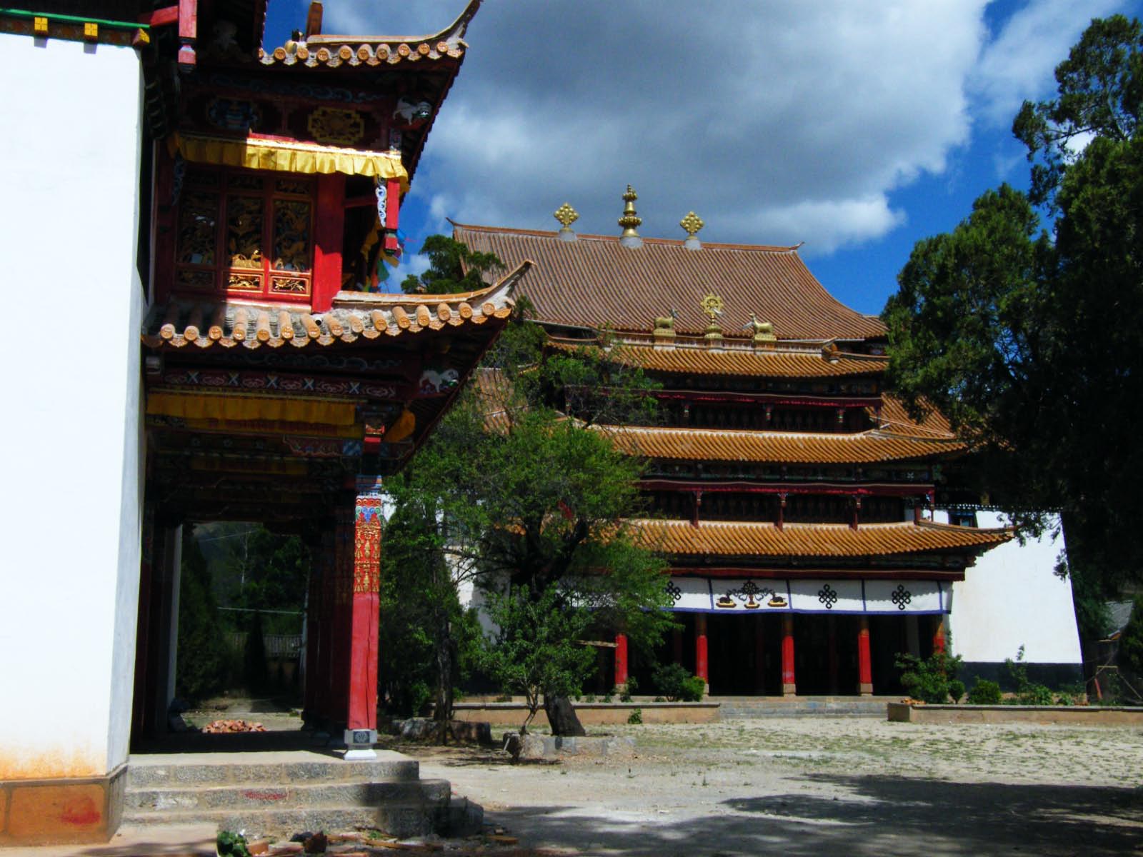 monastere de religion tibétaine a Yongning monastere de religion tibétaine a Yongning