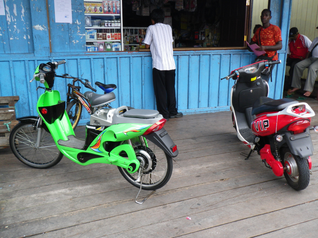 Les scooters électriques chinois sont arrivés jusqu'ici Les scooters électriques chinois sont arrivés jusqu'ici
