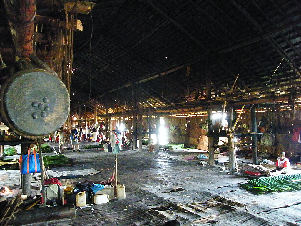 Intérieur de la longue maison (Jew) de Weho Intérieur de la longue maison (Jew) de Weho
