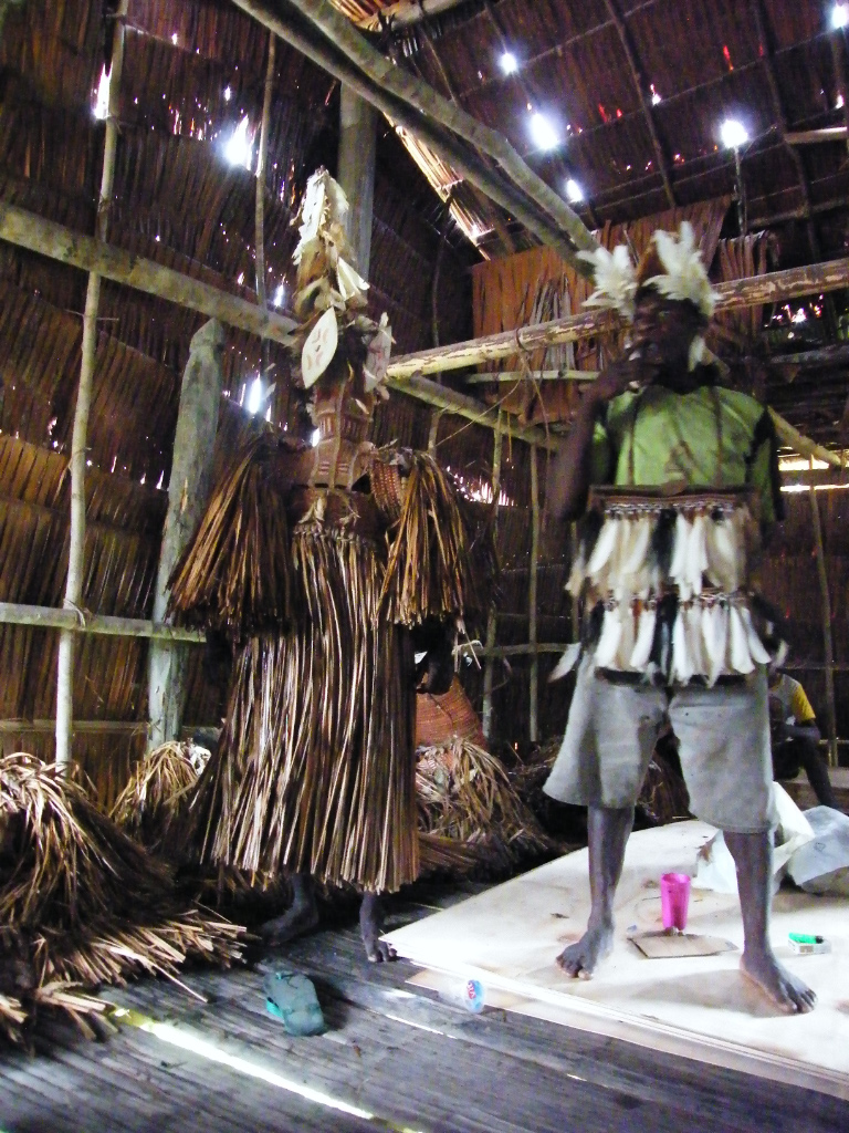 présentation des masques et effigies de paille a connotation religieuse présentation des masques et effigies de paille a connotation religieuse