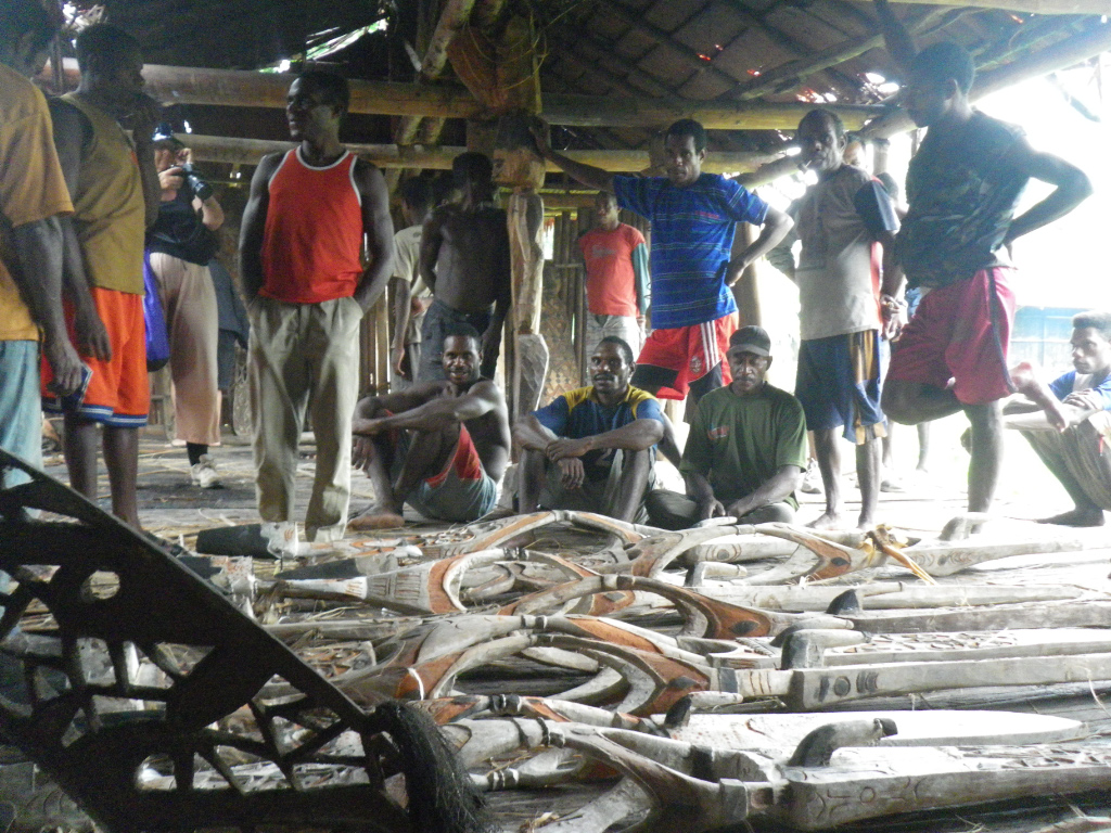 poteaux funéraires (m'Bis) proposé à la vente au village de Pupis poteaux funéraires (m'Bis) proposé à la vente au village de Pupis