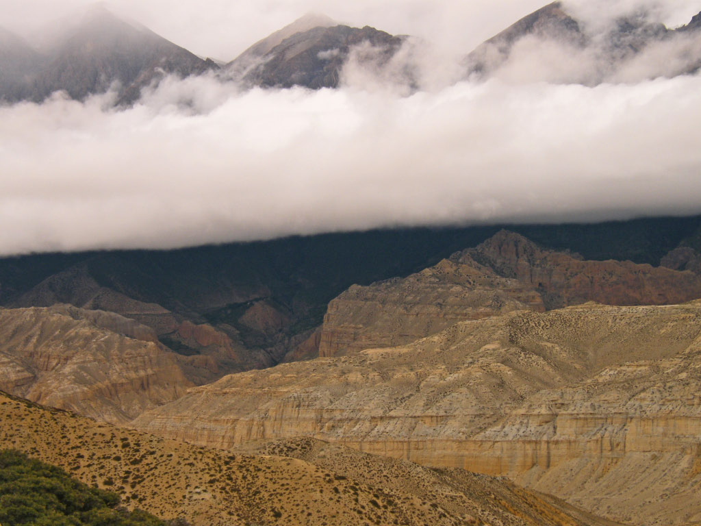 Paysage désertique en période de mousson Paysage désertique du Mustang en période de mousson