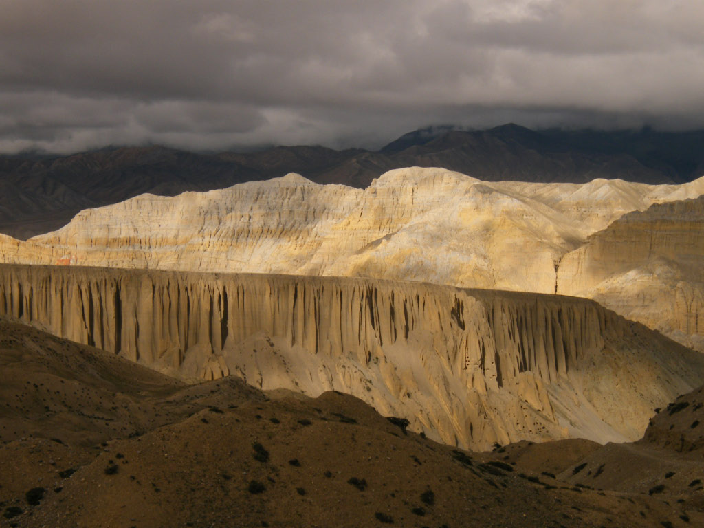 Vallée de la Kali Gandaki Si le haut Mustang est deja en bordure du plateau tibétain, la rivière Kali Gandaki, qui prend sa source aux cols de la frontière chinoise, a creusée des gorges trés découpées en s'écoulant vers le sud