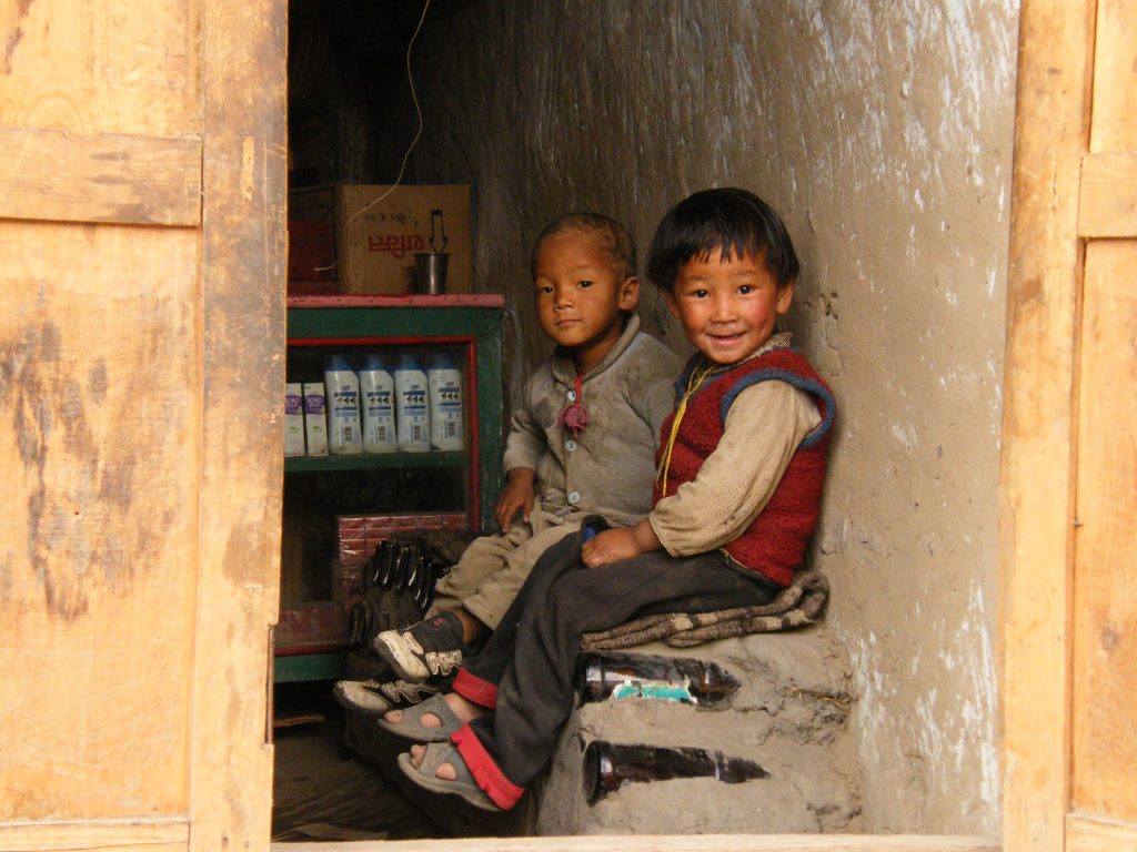 galopins du village de Tenge Le village de Tenge sur la rive droite de la Kali Gandaki, est encore hors de la modernisation