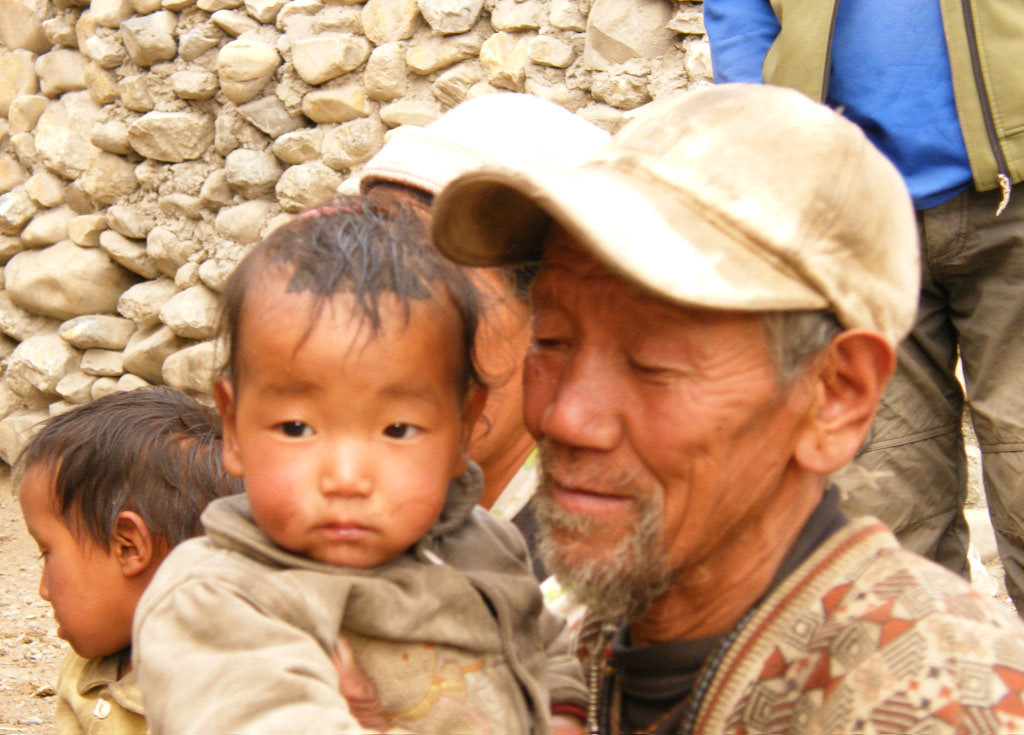 Grand père et son petit fils au village de Tenge